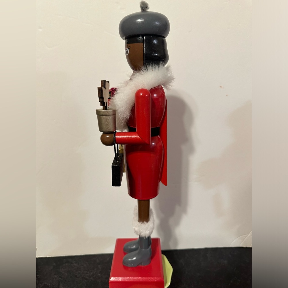 Shopper lady nutcracker African American - Picture 4 of 8